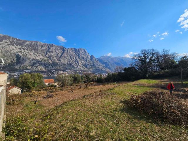 Large plot of land in Prcanj with sea views