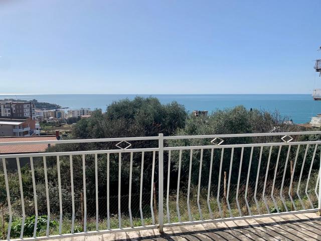 Spacious house in Dobry Voda with panoramic sea views, not far from the beach. 