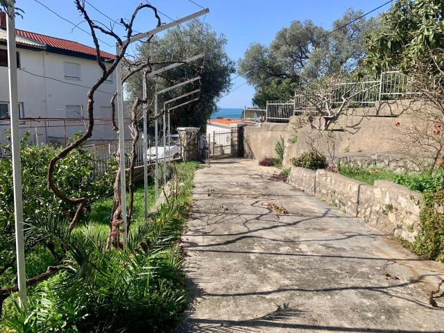 Spacious house in Dobry Voda with panoramic sea views, not far from the beach. 