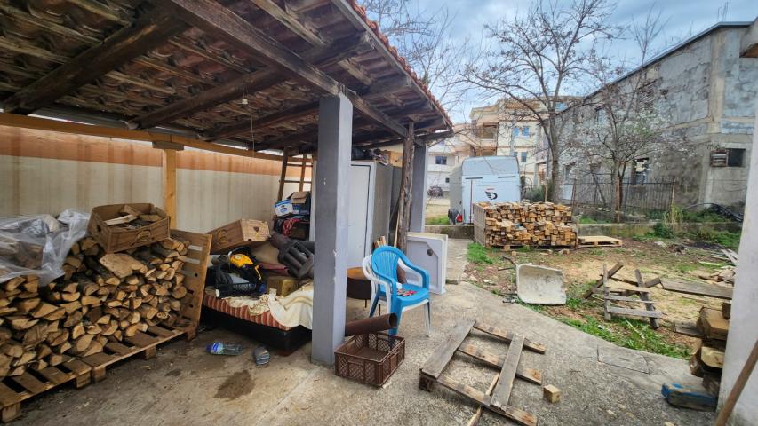 Two-storey house 180m2 for renovation with a large plot of land 600m2 in the village of Dobra Voda