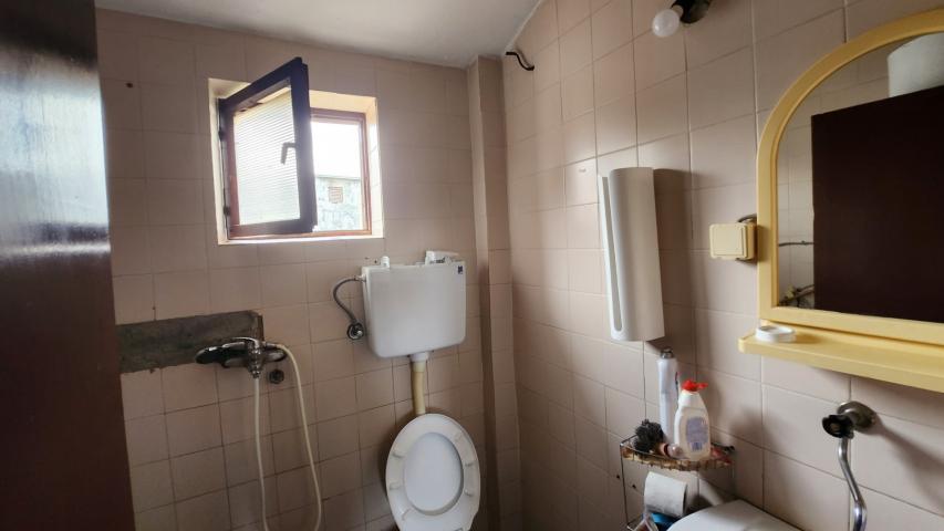 Two-storey house 180m2 for renovation with a large plot of land 600m2 in the village of Dobra Voda