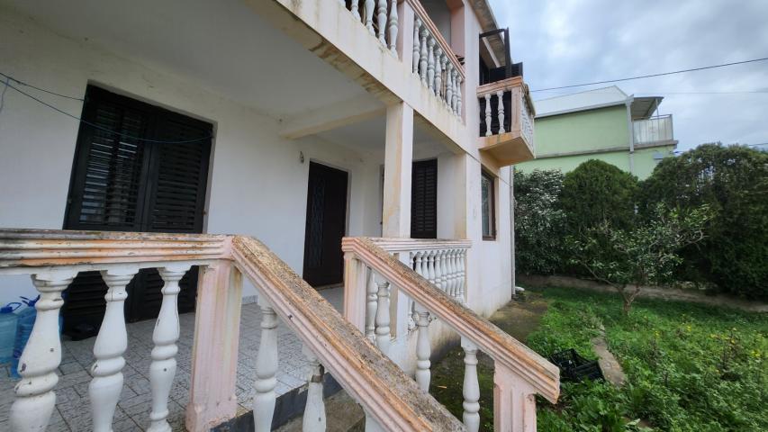 Two-storey house 180m2 for renovation with a large plot of land 600m2 in the village of Dobra Voda