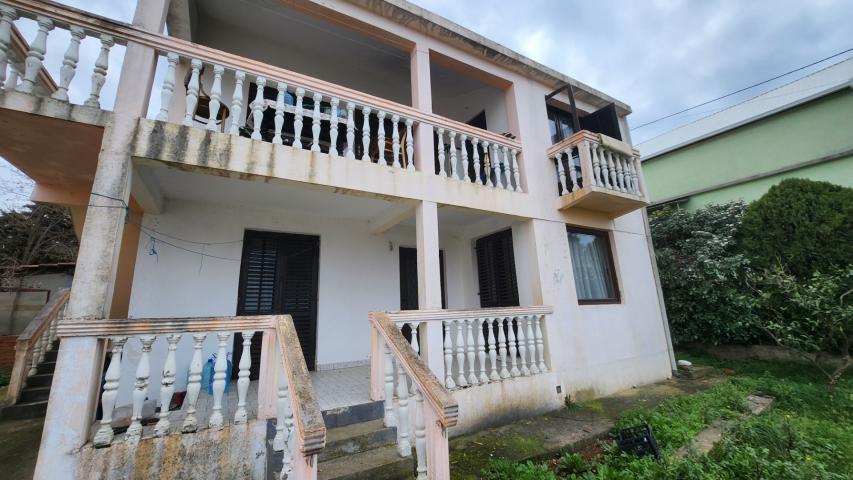 Two-storey house 180m2 for renovation with a large plot of land 600m2 in the village of Dobra Voda