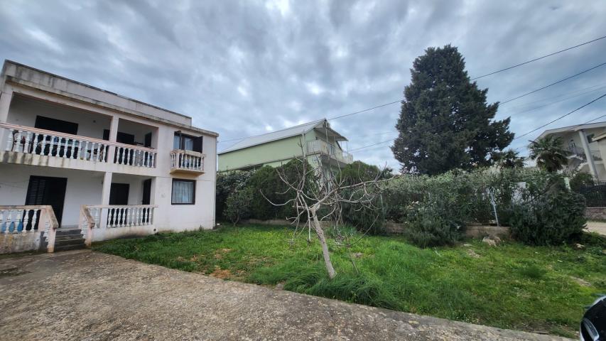 Two-storey house 180m2 for renovation with a large plot of land 600m2 in the village of Dobra Voda