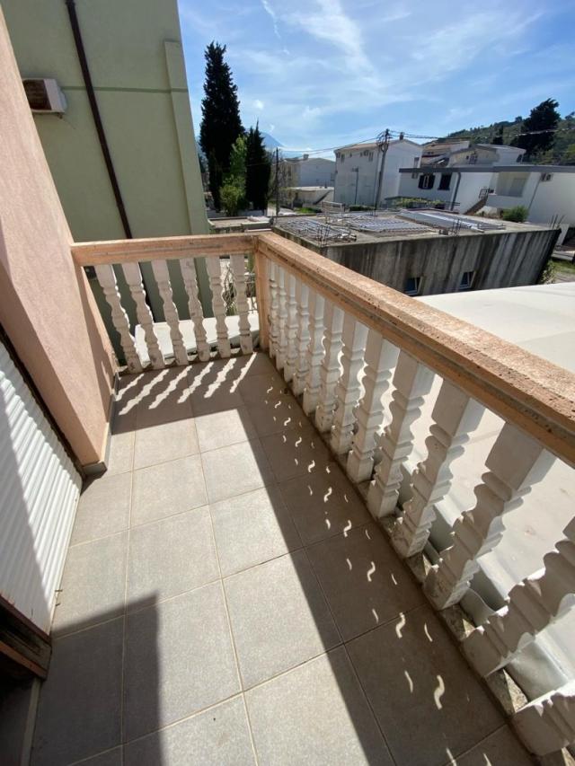 Part of a house with 8 apartments in Sutomore on the plain. 