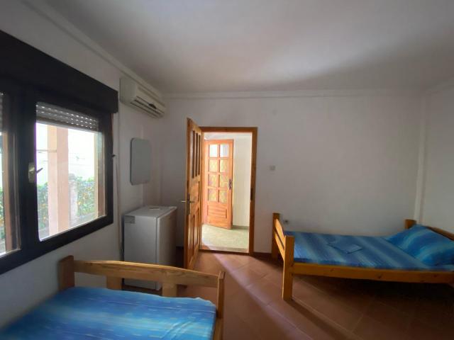 Part of a house with 8 apartments in Sutomore on the plain. 