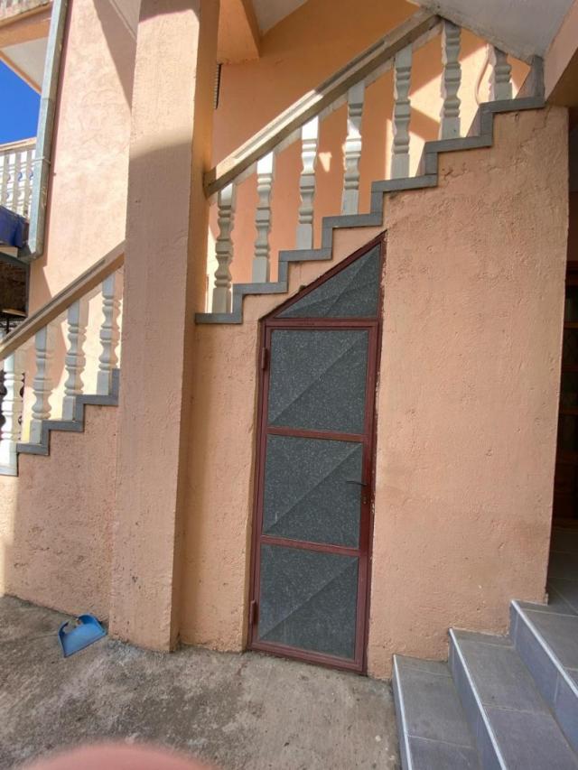 Part of a house with 8 apartments in Sutomore on the plain. 