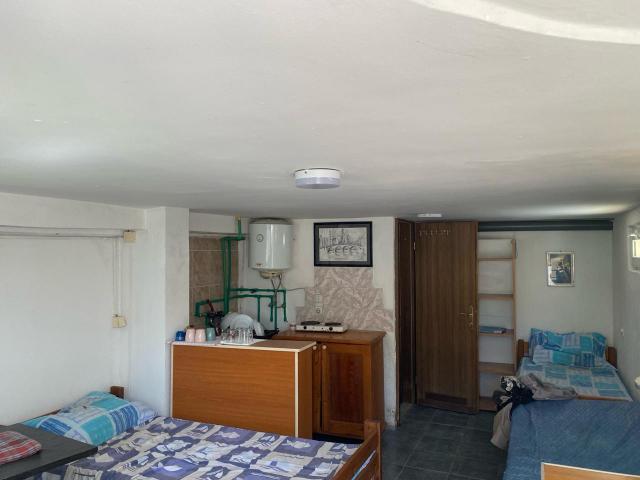 Part of a house with 8 apartments in Sutomore on the plain. 