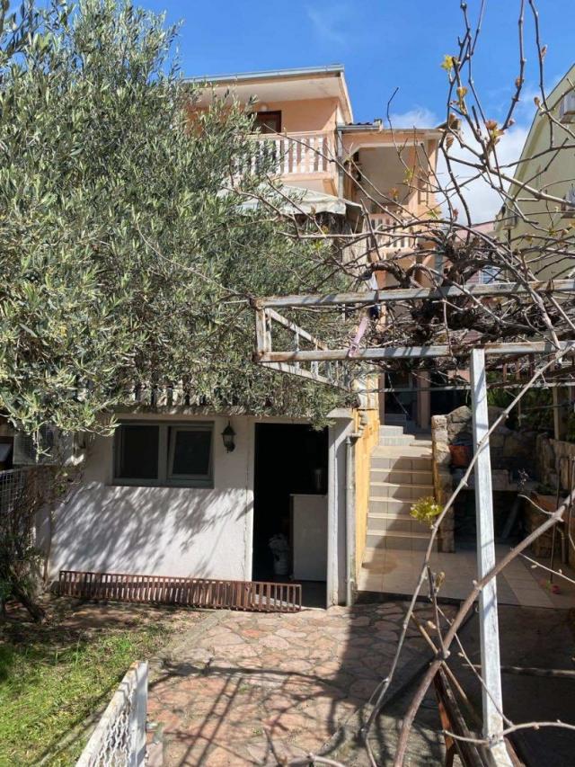 Part of a house with 8 apartments in Sutomore on the plain. 