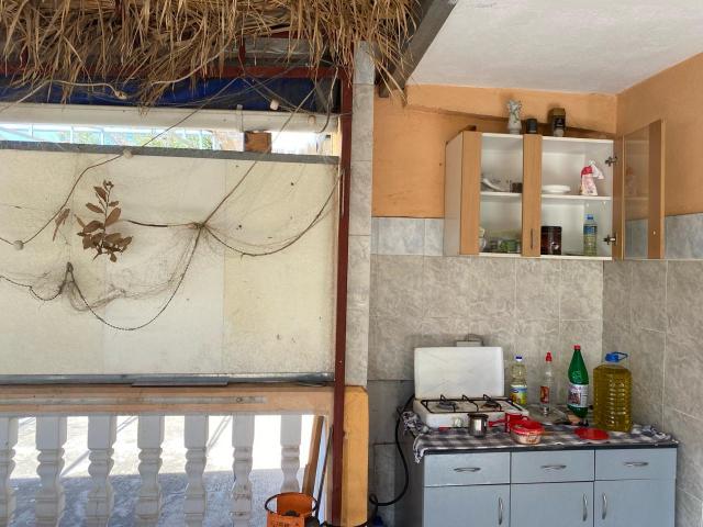 Part of a house with 8 apartments in Sutomore on the plain. 