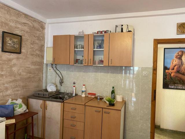 Part of a house with 8 apartments in Sutomore on the plain. 