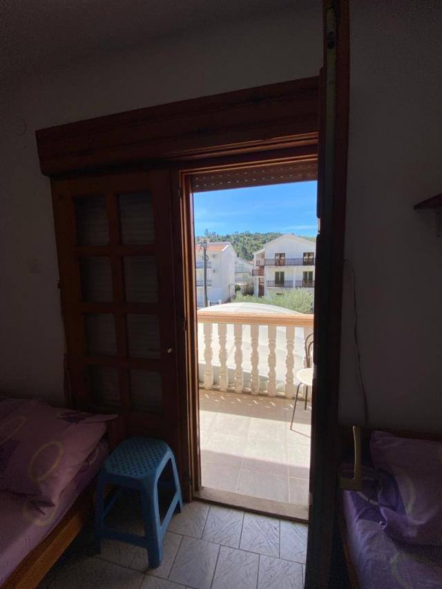 Part of a house with 8 apartments in Sutomore on the plain. 