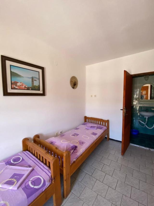 Part of a house with 8 apartments in Sutomore on the plain. 