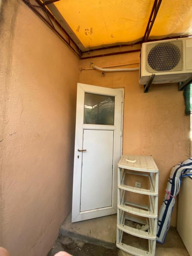 Part of a house with 8 apartments in Sutomore on the plain. 