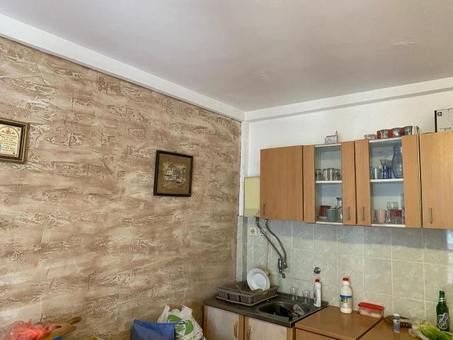 Part of a house with 8 apartments in Sutomore on the plain. 