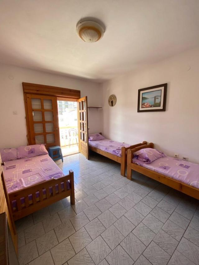 Part of a house with 8 apartments in Sutomore on the plain. 