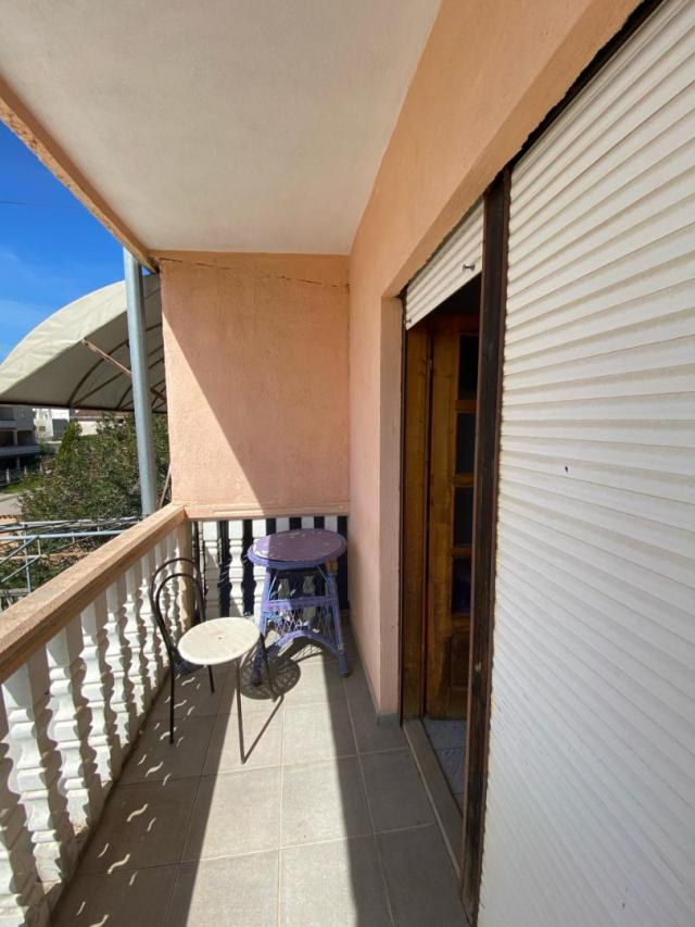 Part of a house with 8 apartments in Sutomore on the plain. 