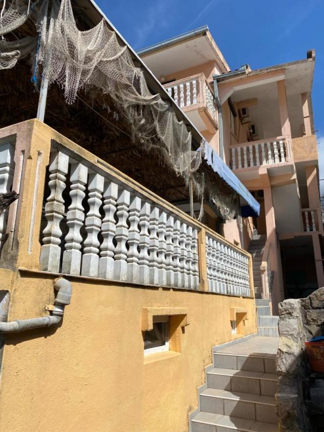 Part of a house with 8 apartments in Sutomore on the plain. 