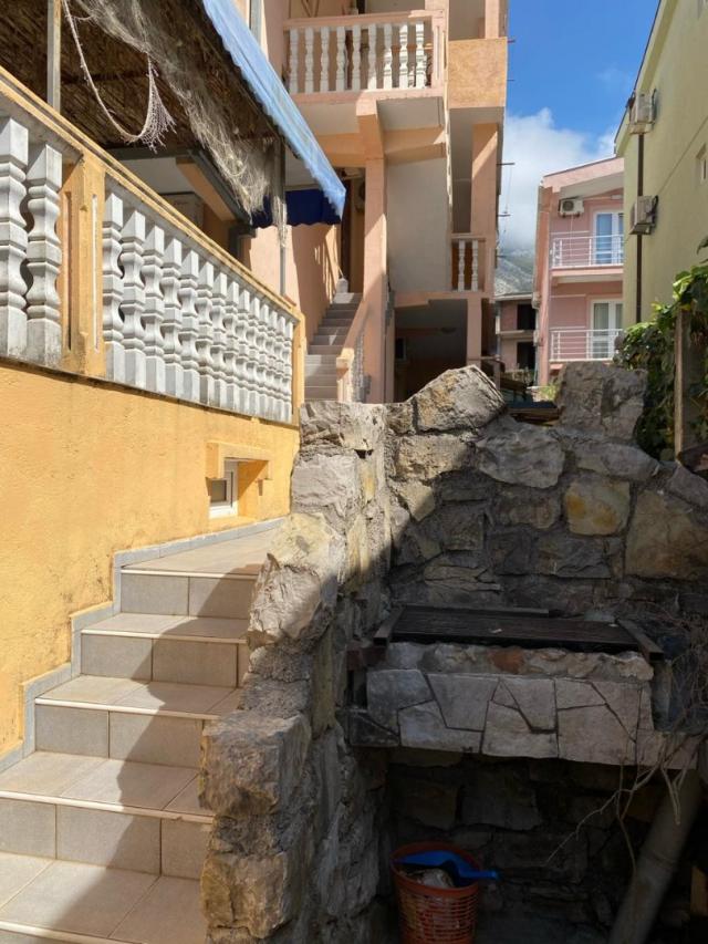 Part of a house with 8 apartments in Sutomore on the plain. 