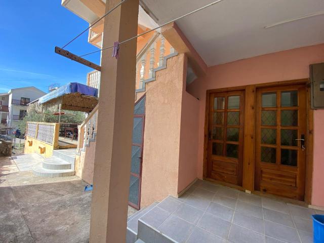 Part of a house with 8 apartments in Sutomore on the plain. 