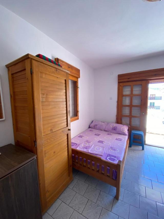 Part of a house with 8 apartments in Sutomore on the plain. 
