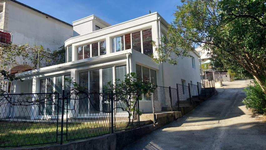 Three-storey house with panoramic views and a large terrace in Sutomore