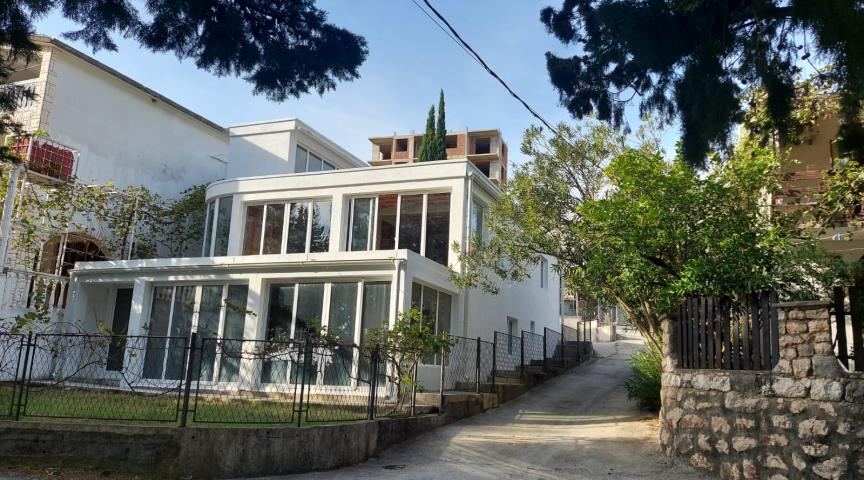 Three-storey house with panoramic views and a large terrace in Sutomore