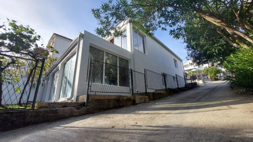 Three-storey house with panoramic views and a large terrace in Sutomore
