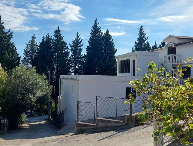 Three-storey house with panoramic views and a large terrace in Sutomore