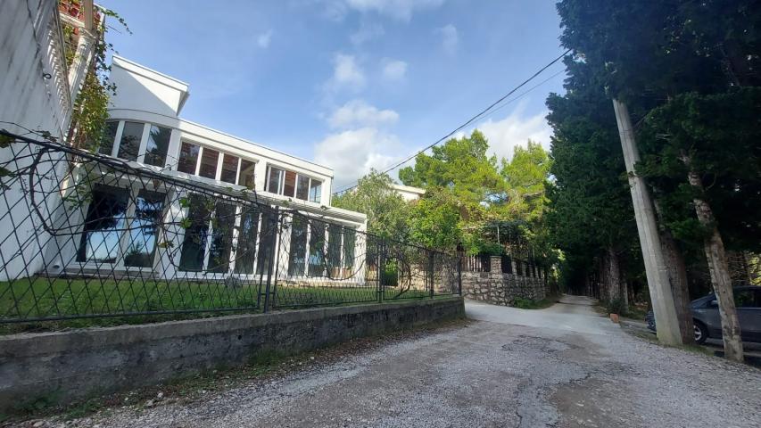 Three-storey house with panoramic views and a large terrace in Sutomore