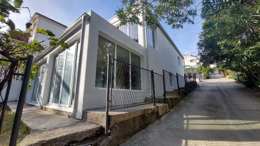 Three-storey house with panoramic views and a large terrace in Sutomore