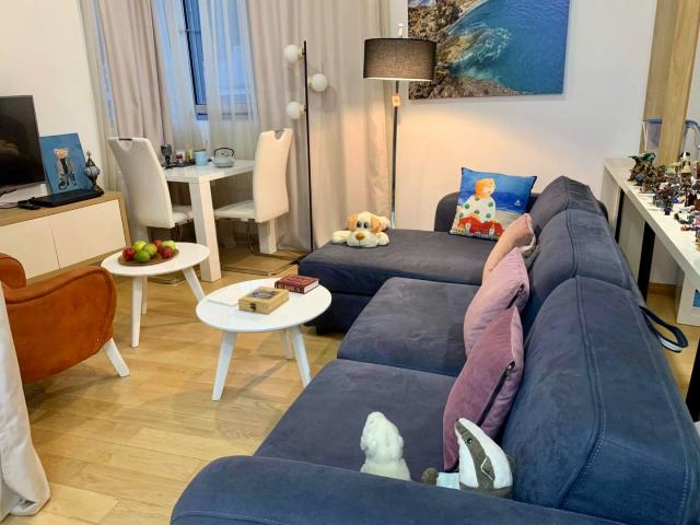 Apartment with 1 bedroom on the first line in Budva with sea views. 