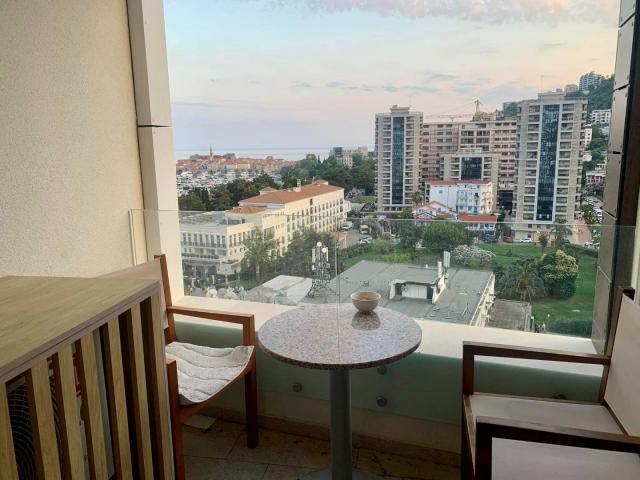Apartment with 1 bedroom on the first line in Budva with sea views. 
