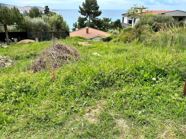 A plot of land in the Green Belt with sea views not far from the beach