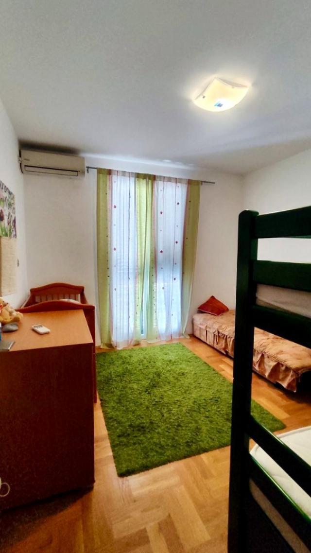 Spacious 2 bedroom apartment in Petrovac not far from the beach