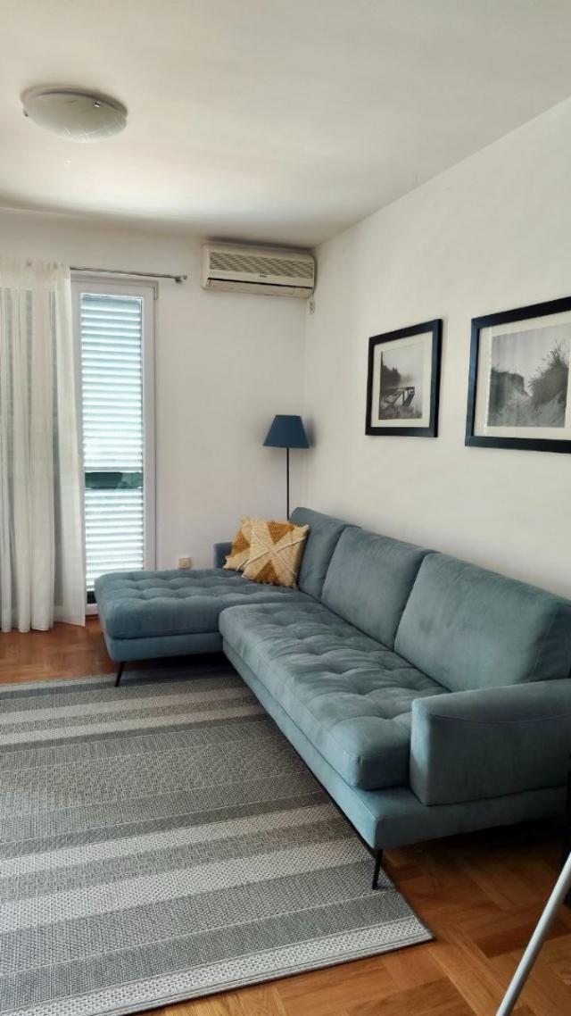 Spacious 2 bedroom apartment in Petrovac not far from the beach