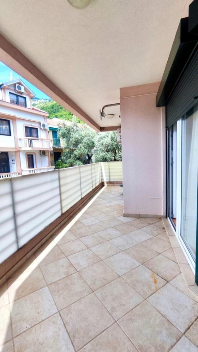 Spacious 2 bedroom apartment in Petrovac not far from the beach