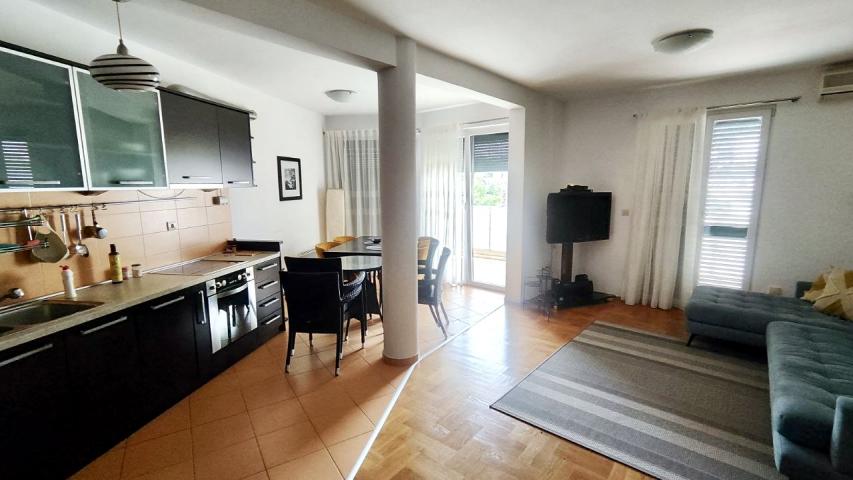 Spacious 2 bedroom apartment in Petrovac not far from the beach