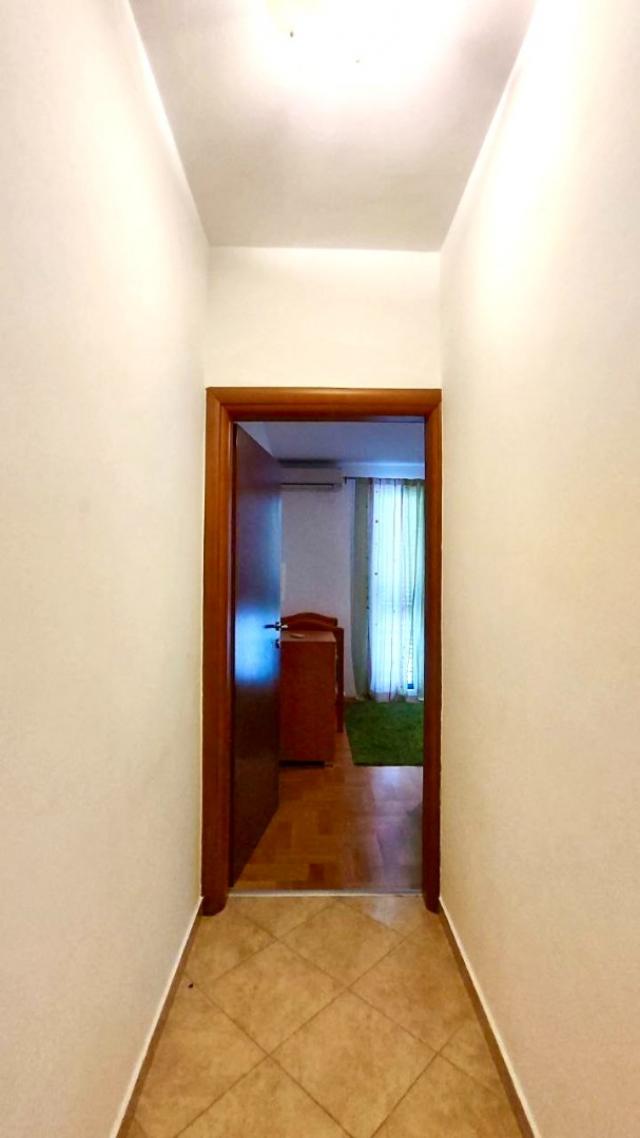 Spacious 2 bedroom apartment in Petrovac not far from the beach