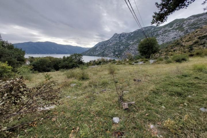 Plot for sale in Risan overlooking the bay. - cost 200'000 euros