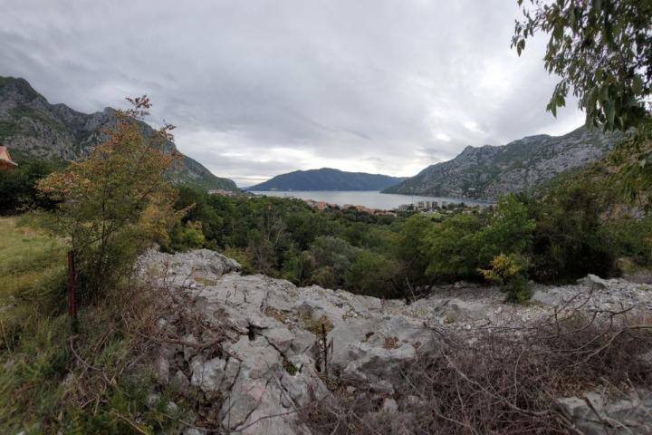 Plot for sale in Risan overlooking the bay. - cost 200'000 euros