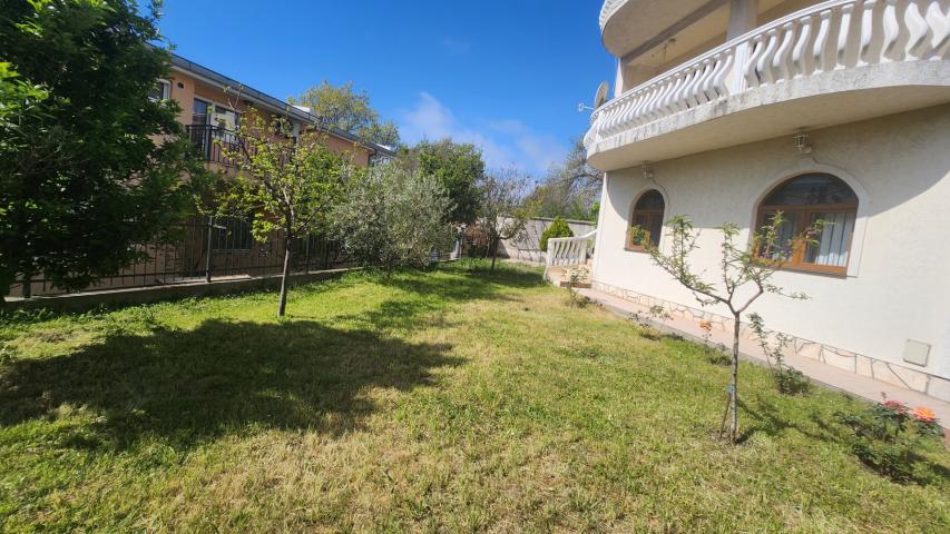 Two houses with a large plot in Sutomore on the plain