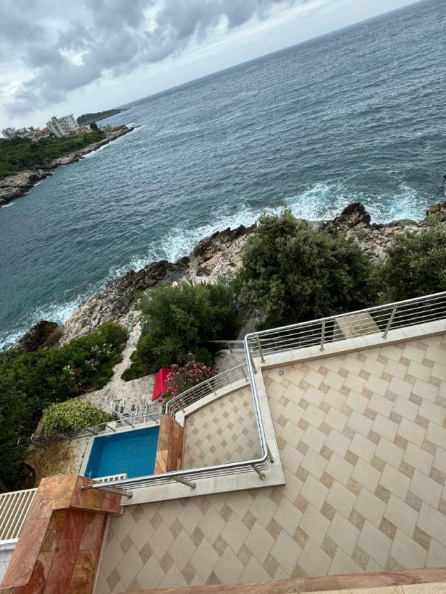 Frontline villa in Uteha - €750,000