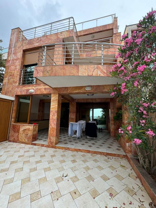 Frontline villa in Uteha - €750,000