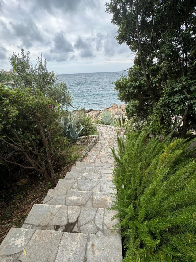 Frontline villa in Uteha - €750,000