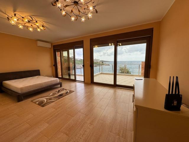 Frontline villa in Uteha - €750,000