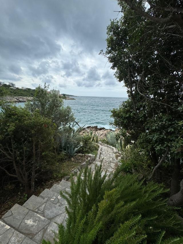 Frontline villa in Uteha - €750,000