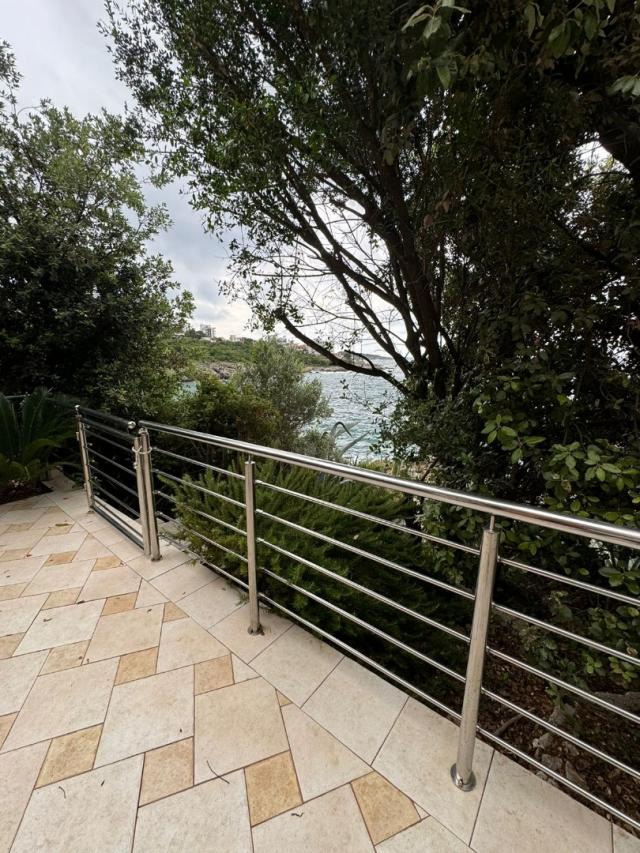 Frontline villa in Uteha - €750,000