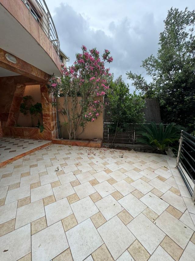 Frontline villa in Uteha - €750,000