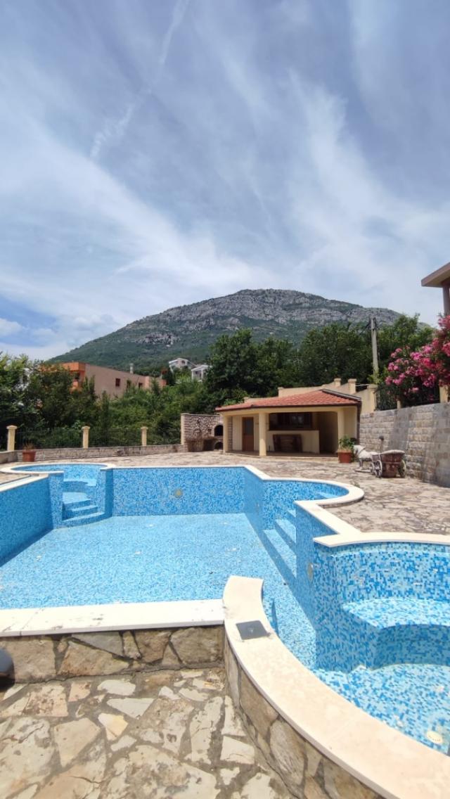 Spacious villa in Shushan on a large plot of land